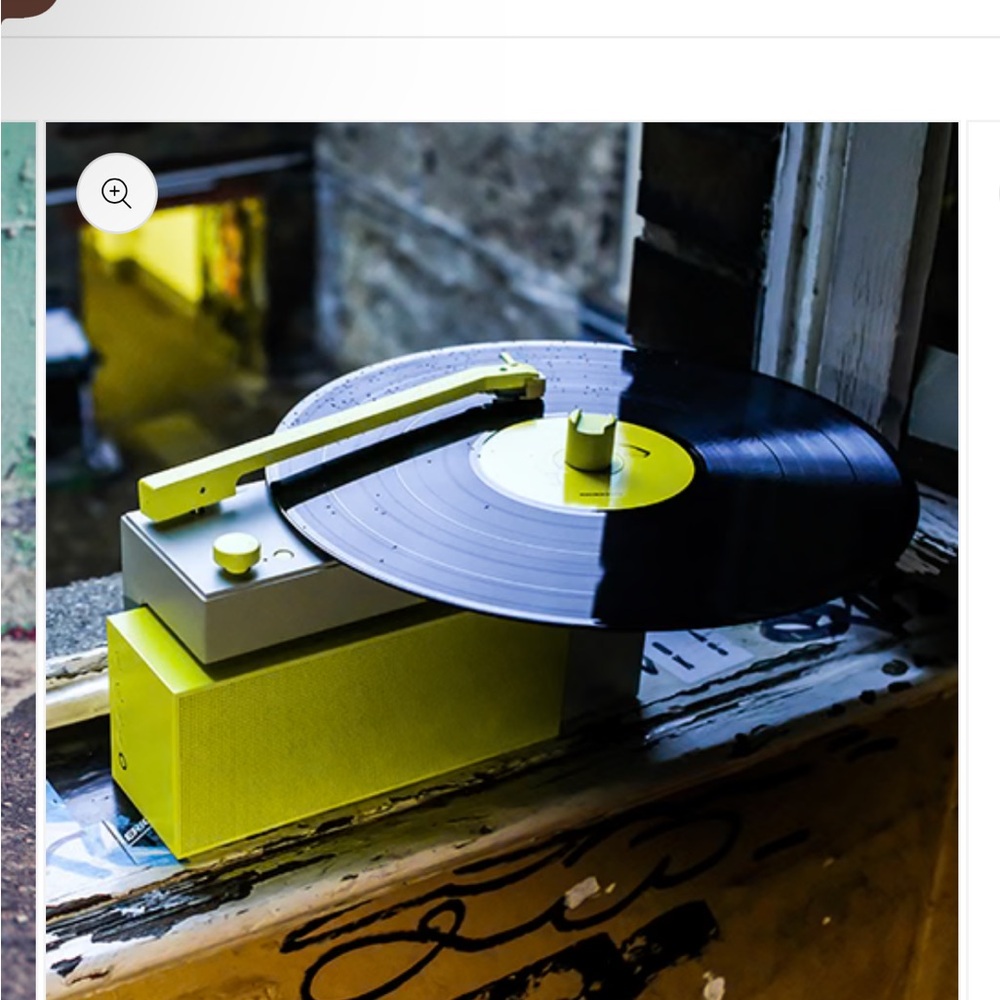 HYM Duo Turntable with a Detachable Bluetooth Speaker